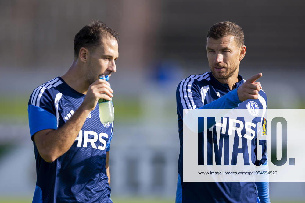 Fussball, Training des FC Schalke 04. v. l. Nikola Katic (FC Schalke 04), Edin Dzeko (FC Schalke 04). Gelsenkirchen Trainingsgelände FC Schalke 04 NRW Deutschland xRHR-FOTO YYx