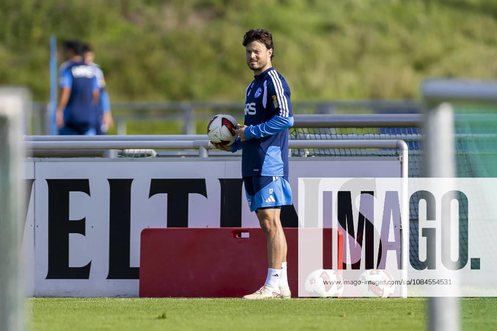 Fussball, Training des FC Schalke 04. Adrian Gantenbein (FC Schalke 04). Gelsenkirchen Trainingsgelände FC Schalke 04 NRW Deutschland xRHR-FOTO YYx