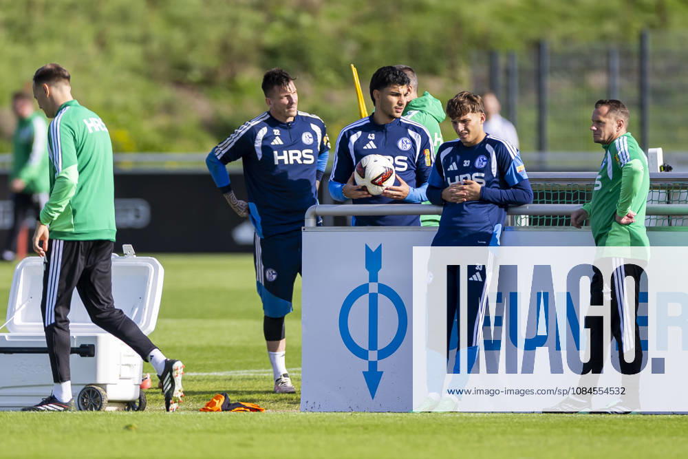Fussball, Training des FC Schalke 04. v. l. Torwart Kevin Müller (FC Schalke 04), Mertcan Ayhan (FC Schalke 04), Vitalie Becker (FC Schalke 04). Gelsenkirchen Trainingsgelände FC Schalke 04 NRW Deutschland xRHR-FOTO YYx