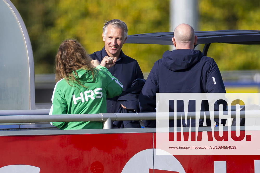 Fussball, Training des FC Schalke 04. Sportvorstand Frank Baumann (FC Schalke 04) lacht und begrüßt die Mitarbeiter. Gelsenkirchen Trainingsgelände FC Schalke 04 NRW Deutschland xRHR-FOTO YYx