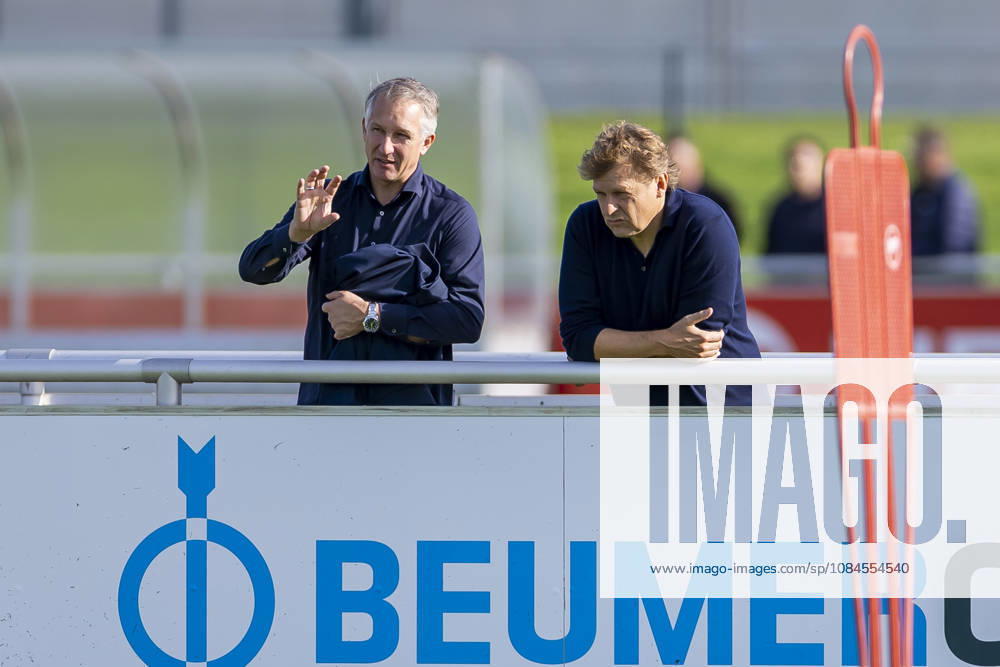 Fussball, Training des FC Schalke 04. v. l. Sportvorstand Frank Baumann (FC Schalke 04), Direktor Profifussball Youri Mulder (FC Schalke 04). Gelsenkirchen Trainingsgelände FC Schalke 04 NRW Deutschland xRHR-FOTO YYx
