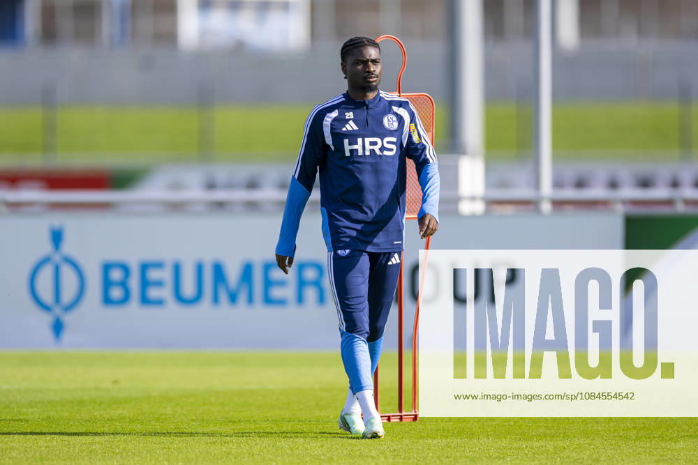 Fussball, Training des FC Schalke 04. Junior Dina Ebimbe (FC Schalke 04). Gelsenkirchen Trainingsgelände FC Schalke 04 NRW Deutschland xRHR-FOTO YYx