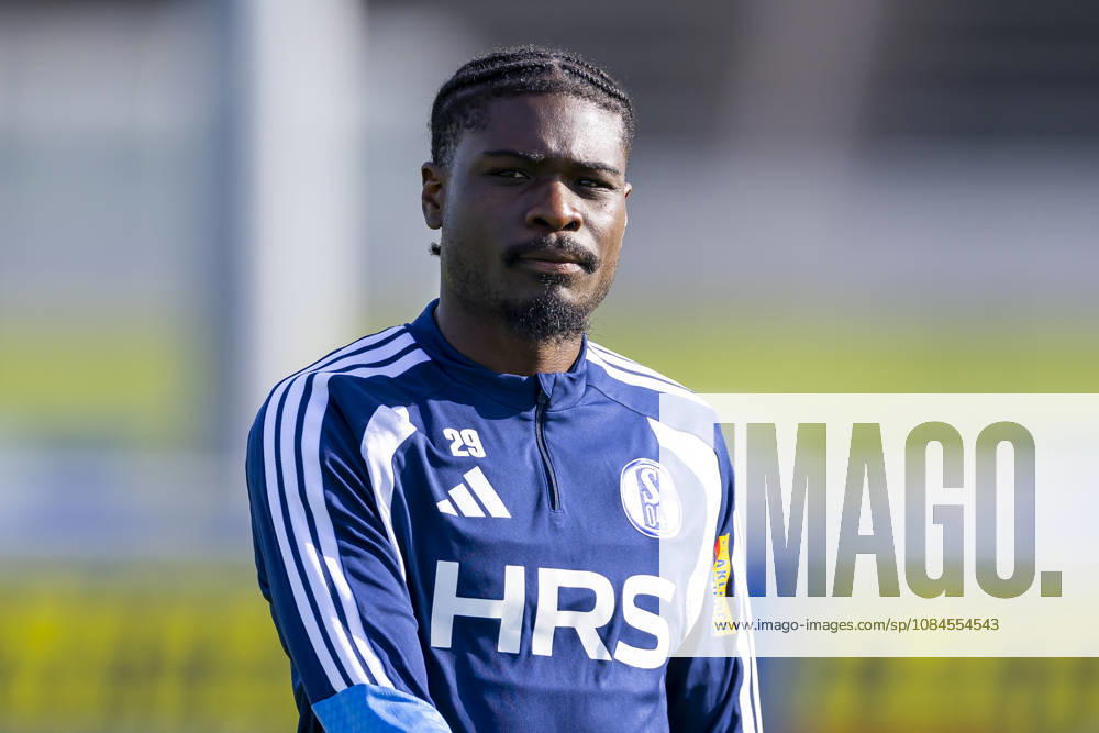 Fussball, Training des FC Schalke 04. Junior Dina Ebimbe (FC Schalke 04). Gelsenkirchen Trainingsgelände FC Schalke 04 NRW Deutschland xRHR-FOTO YYx