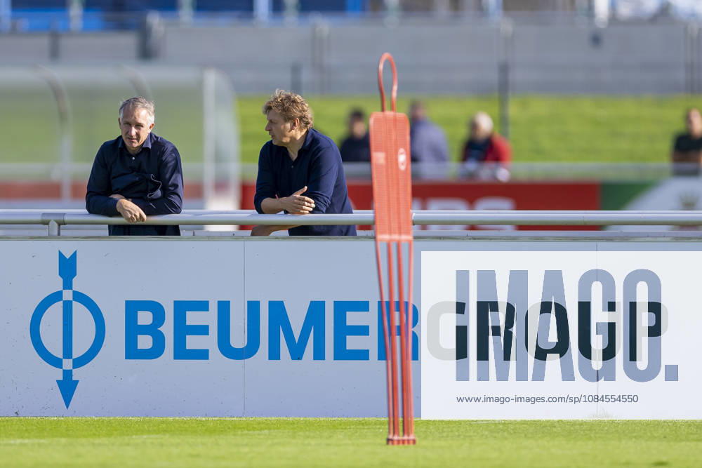 Fussball, Training des FC Schalke 04. v. l. Sportvorstand Frank Baumann (FC Schalke 04), Direktor Profifussball Youri Mulder (FC Schalke 04). Gelsenkirchen Trainingsgelände FC Schalke 04 NRW Deutschland xRHR-FOTO YYx