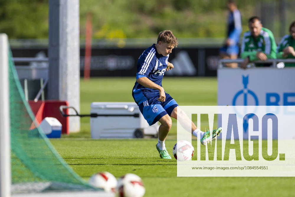 Fussball, Training des FC Schalke 04. Luca Vozar (FC Schalke 04). Gelsenkirchen Trainingsgelände FC Schalke 04 NRW Deutschland xRHR-FOTO YYx