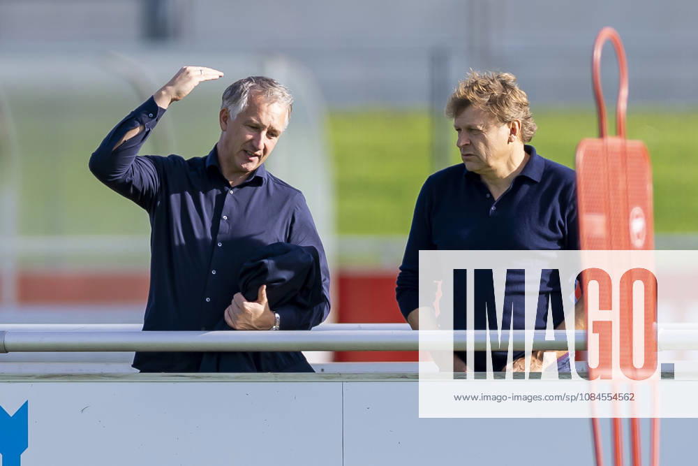 Fussball, Training des FC Schalke 04. v. l. Sportvorstand Frank Baumann (FC Schalke 04), Direktor Profifussball Youri Mulder (FC Schalke 04). Gelsenkirchen Trainingsgelände FC Schalke 04 NRW Deutschland xRHR-FOTO YYx