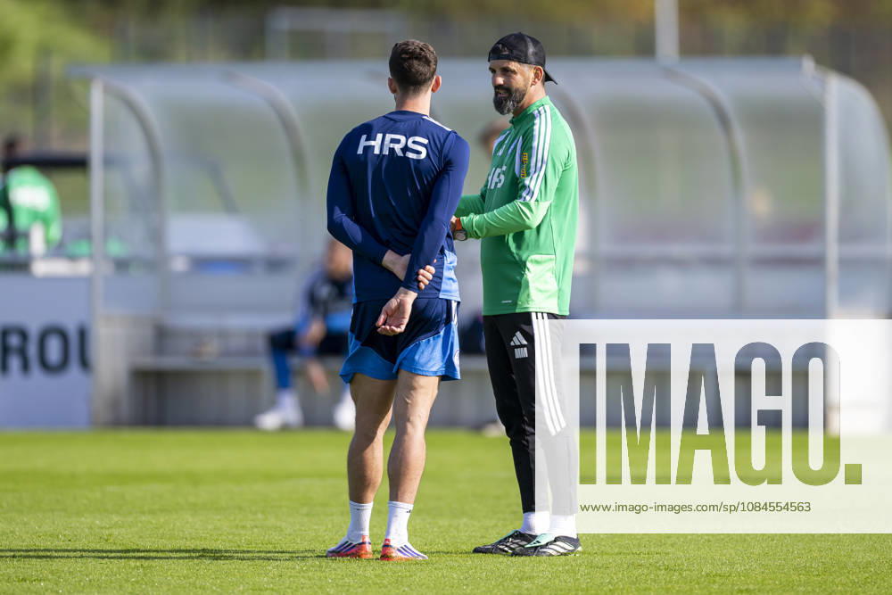 Fussball, Training des FC Schalke 04. v. l. Robin Gosens (FC Schalke 04), Trainer Miron Muslic (FC Schalke 04). Gelsenkirchen Trainingsgelände FC Schalke 04 NRW Deutschland xRHR-FOTO YYx