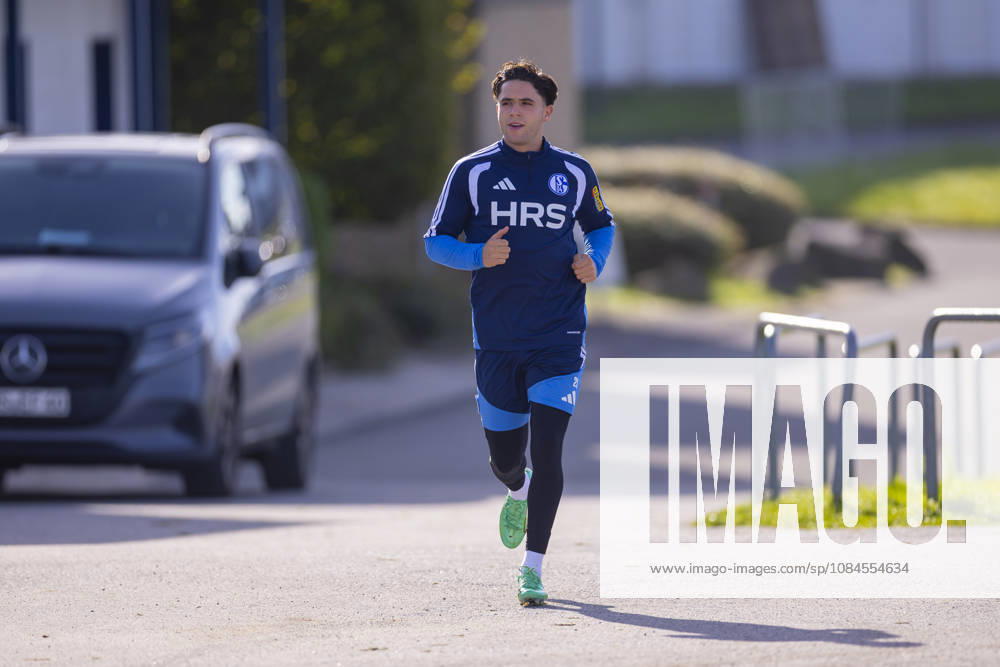 Fussball, Training des FC Schalke 04. Soufiane El-Faouzi (FC Schalke 04) muss sich beeilen. Gelsenkirchen Trainingsgelände FC Schalke 04 NRW Deutschland xRHR-FOTO YYx