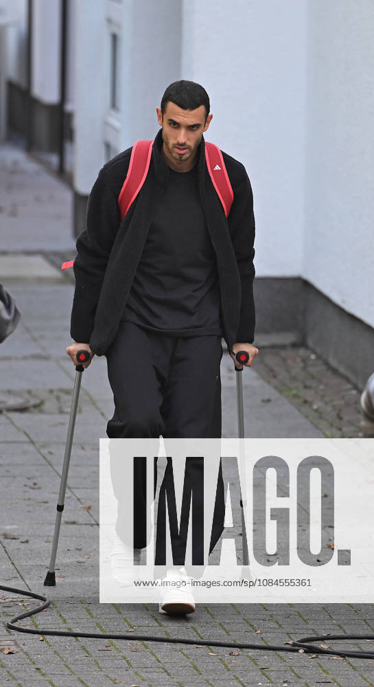 Fussball 1.Bundesliga, 1.FC Koeln . Training vor dem Frankfurt Spiel . Ellyes Skhiri ( 1.FC Köln ) nach seiner Behandlung mit Krücken am Geissbockheim. Koeln