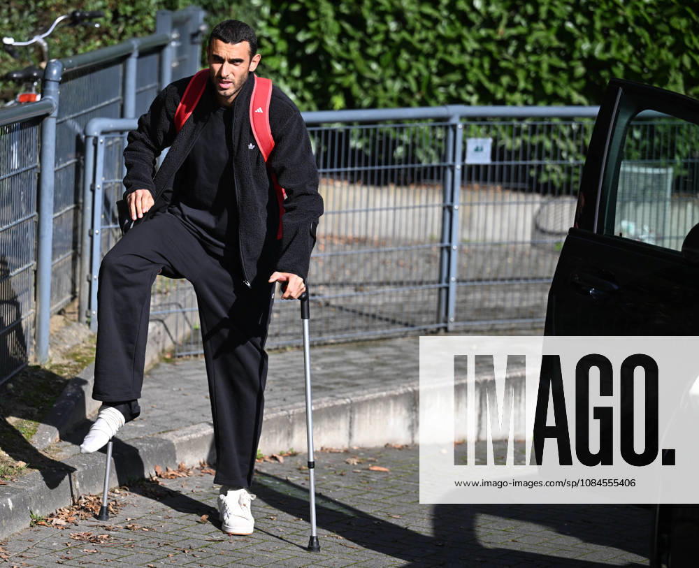 Fussball 1.Bundesliga, 1.FC Koeln . Training vor dem Frankfurt Spiel . Ellyes Skhiri ( 1.FC Köln ) nach seiner Behandlung mit Krücken am Geissbockheim. Koeln