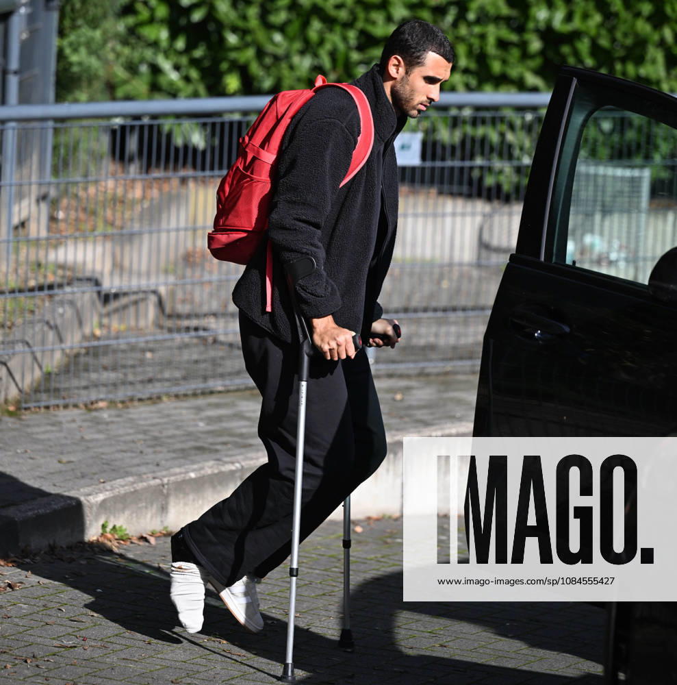 Fussball 1.Bundesliga, 1.FC Koeln . Training vor dem Frankfurt Spiel . Ellyes Skhiri ( 1.FC Köln ) nach seiner Behandlung mit Krücken am Geissbockheim. Koeln