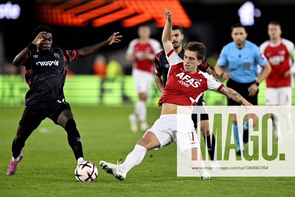 ALKMAAR - Valdemar Andreasen of AZ, Amankwah Forson of Hapoel Beer-Sheva during the Europa League match between AZ Alkmaar and Hapoel Beer-Sheva at the AFAS Stadium on 15 October 2026 in Alkmaar, the Netherlands. OLAF KRAAK ANP ANPxSportx IVx 572538768 originalFilename: 572538768