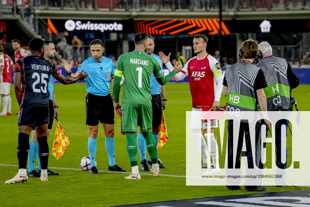 ALKMAAR - Hapoel Beer Sheva goalkeeper Ofir Marciano, AZ Alkmaar midfielder Peer Koopmeiners during the UEFA Europa League match between AZ and Hapoel Beer-Sheva in AFAS stadion on 15 October 2026 in Alkmaar, Nederland. ED VAN DE POL EYE4IMAGES DeFodi Images -