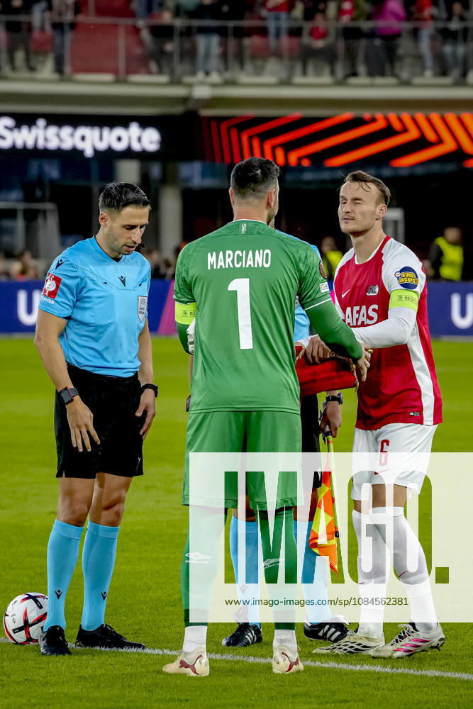 ALKMAAR - Hapoel Beer Sheva goalkeeper Ofir Marciano, AZ Alkmaar midfielder Peer Koopmeiners during the UEFA Europa League match between AZ and Hapoel Beer-Sheva in AFAS stadion on 15 October 2026 in Alkmaar, Netherlands. ED VAN DE POL EYE4IMAGES DeFodi Images -