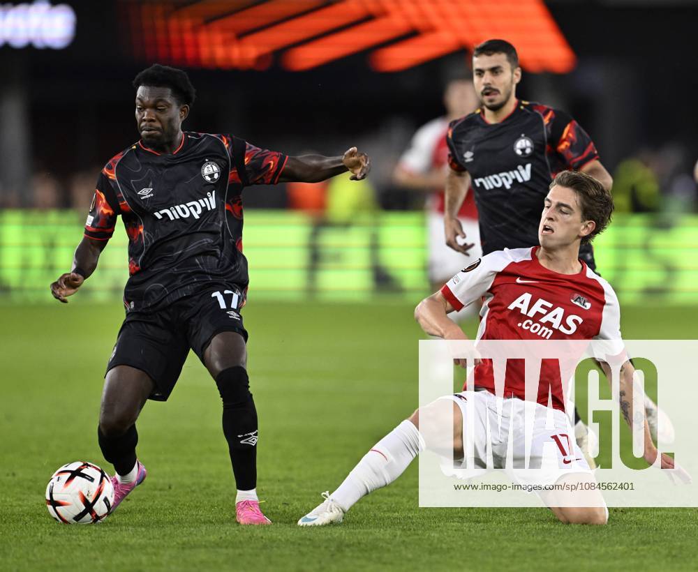 ALKMAAR - Valdemar Andreasen of AZ, Amankwah Forson of Hapoel Beer-Sheva during the Europa League match between AZ Alkmaar and Hapoel Beer-Sheva at the AFAS Stadium on 15 October 2026 in Alkmaar, the Netherlands. OLAF KRAAK ANP ANPxSportx IVx 572538890 originalFilename: 572538890