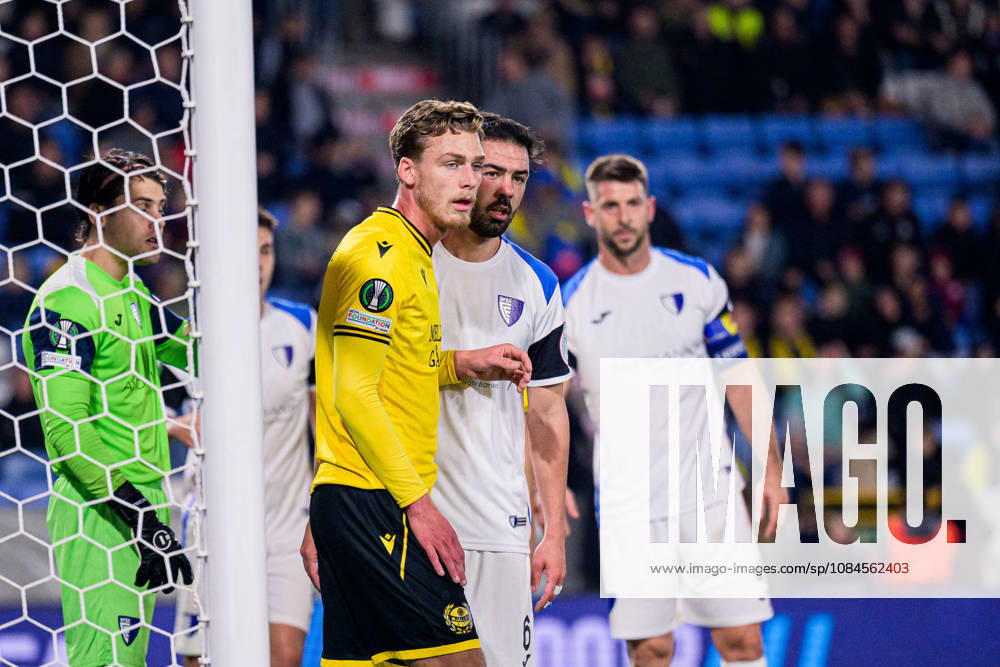 Villiam Granath of Mjällby and Alexis Sánchez of Inter Club d Escaldes during the UEFA Conference League football match between Mjällby and Inter Club d Escaldes on October 15, 2026 in Helsingborg. Photo: Christoffer Borg Mattisson BILDBYRÅN COP 261 CB0562 fotboll football soccer fotball uefa conference league conference league mjällby in bbeng fotboll football soccer fotball uefa conference league conference league mjällby in bbeng