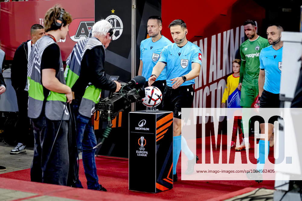 ALKMAAR - referee Radoslav Gidzhenov during the UEFA Europa League match between AZ and Hapoel Beer-Sheva at AFAS stadion on 15 October 2026 in Alkmaar, Netherlands. ED VAN DE POL EYE4IMAGES DeFodi Images -