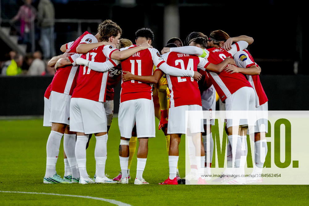 ALKMAAR - Team talk during the UEFA Europa League match between AZ and Hapoel Beer-Sheva in AFAS stadion on 15 October 2026 in Alkmaar, Nederland. ED VAN DE POL EYE4IMAGES DeFodi Images -