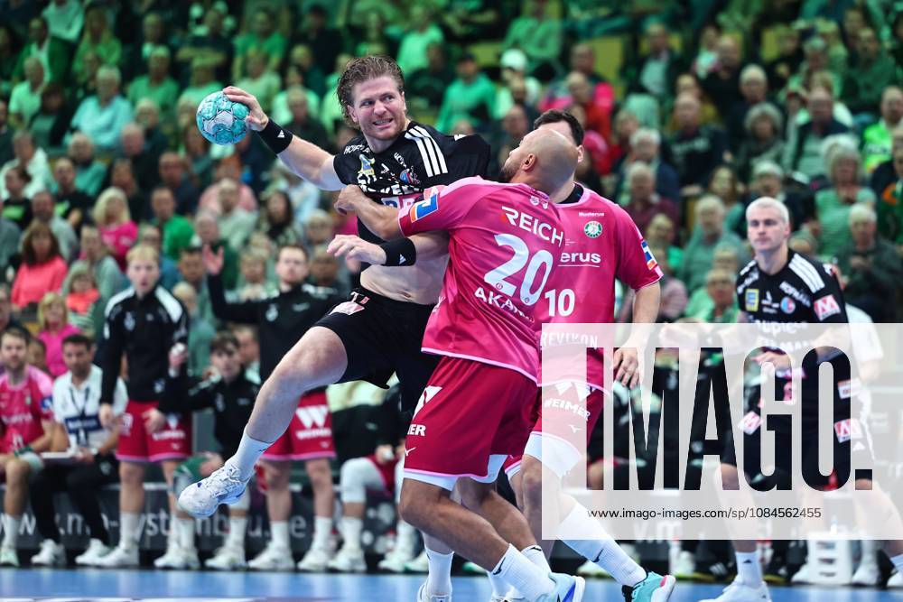 Maciej Gebala (HC Erlangen, 77) im Zweikampf mit David Cyrill Akakpo (HSG Wetzlar) GER, HSG Wetzlar vs HC Erlangen, Handball, Opel Handball-Bundesliga, 9. Spieltag, Spielzeit 2026 2027, 15.10.2026 GER, HSG Wetzlar vs HC Erlangen, Handball, Opel Handball-Bundesliga, 9. Spieltag, Spielzeit 2026 2027, 15.10.2026 Wetzlar