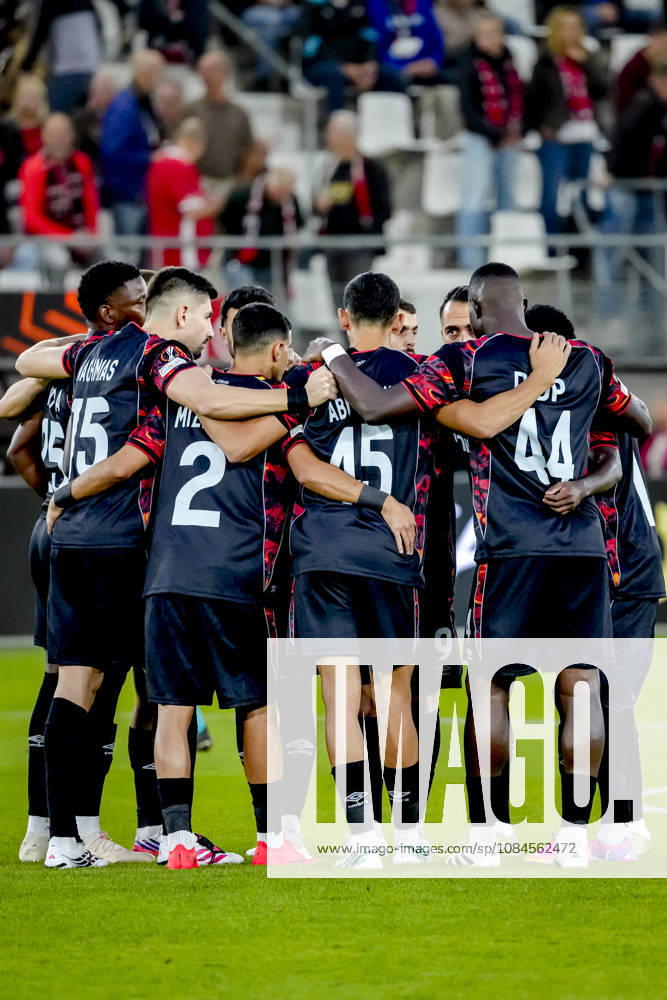 ALKMAAR - Team talk during the UEFA Europa League match between AZ and Hapoel Beer-Sheva at AFAS stadion on 15 October 2026 in Alkmaar, Nederland. ED VAN DE POL EYE4IMAGES DeFodi Images -