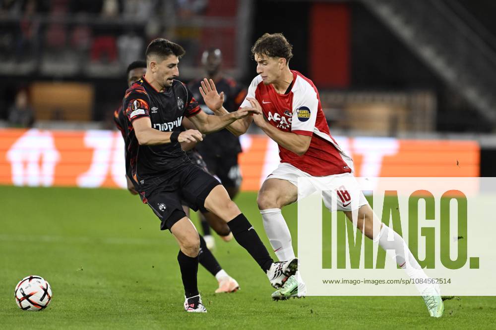 ALKMAAR - Bendeguz Kovacs of AZ, Zahi Ahmad of Hapoel Beer-Sheva during the Europa League match between AZ Alkmaar and Hapoel Beer-Sheva at the AFAS Stadium on 15 October 2026 in Alkmaar, the Netherlands. OLAF KRAAK ANP ANPxSportx IVx 572539145 originalFilename: 572539145