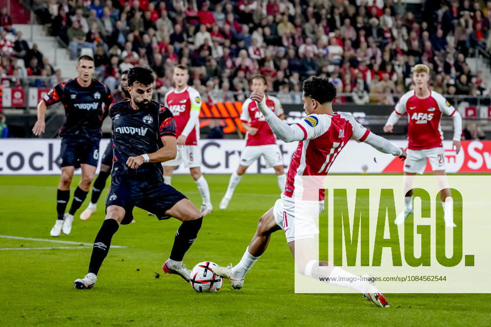 ALKMAAR - Hapoel Beer Sheva defender Pedro Amador, AZ Alkmaar forward Ro-Zangelo Daal during the UEFA Europa League match between AZ and Hapoel Beer-Sheva at AFAS stadion on 15 October 2026 in Alkmaar, Nederland. ED VAN DE POL EYE4IMAGES DeFodi Images -