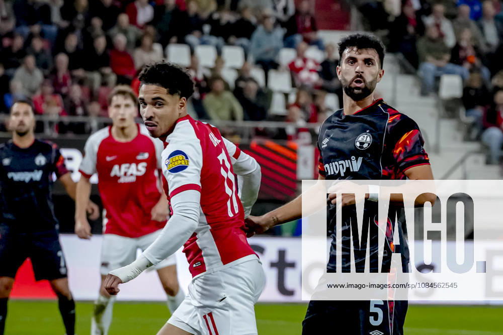 ALKMAAR - Hapoel Beer Sheva defender Pedro Amador, AZ Alkmaar forward Ro-Zangelo Daal during the UEFA Europa League match between AZ and Hapoel Beer-Sheva at AFAS stadion on 15 October 2026 in Alkmaar, Nederland. ED VAN DE POL EYE4IMAGES DeFodi Images -