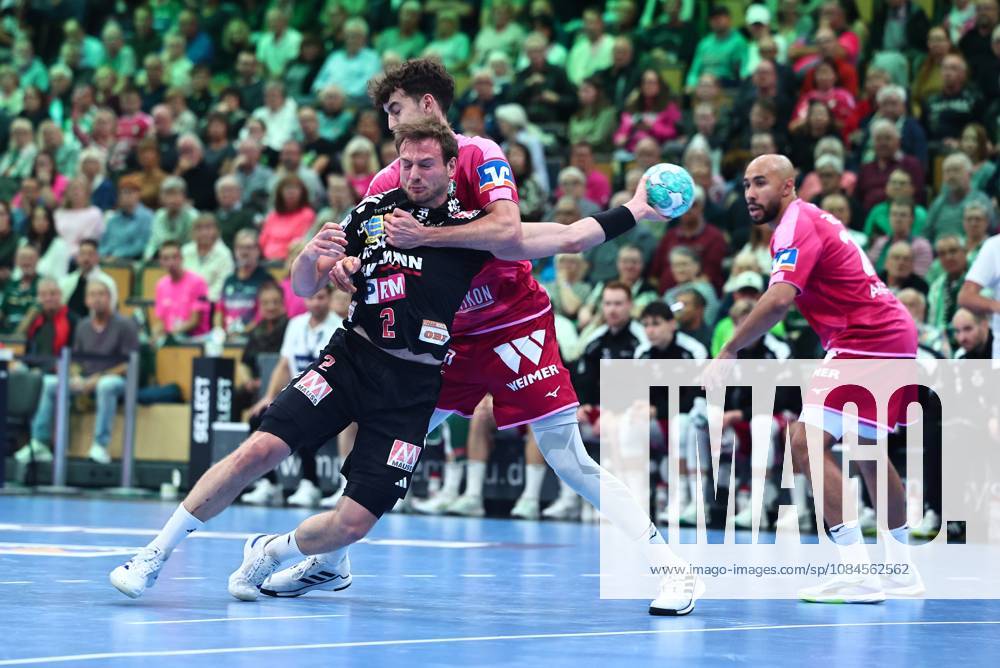 Frieder Bandlow (HC Erlangen, 02) im Zweikampf mit Marti Soler (HSG Wetzlar) GER, HSG Wetzlar vs HC Erlangen, Handball, Opel Handball-Bundesliga, 9. Spieltag, Spielzeit 2026 2027, 15.10.2026 GER, HSG Wetzlar vs HC Erlangen, Handball, Opel Handball-Bundesliga, 9. Spieltag, Spielzeit 2026 2027, 15.10.2026 Wetzlar