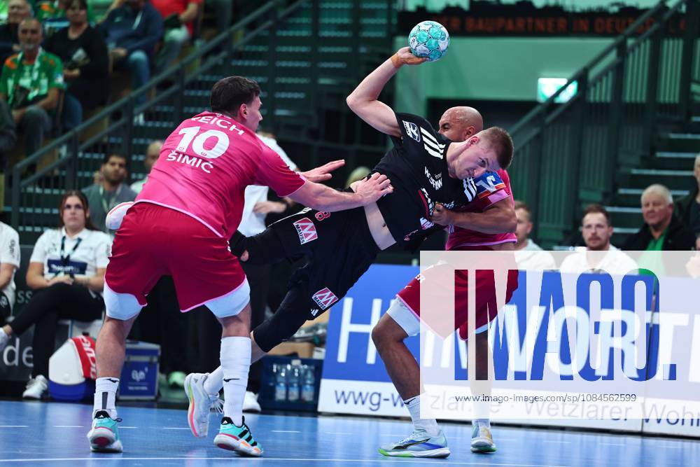 Sander Andreassen Oeverjordet (HC Erlangen, 08) im Zweikampf mit Josip Simic (HSG Wetzlar, links) und David Cyrill Akakpo (HSG Wetzlar) GER, HSG Wetzlar vs HC Erlangen, Handball, Opel Handball-Bundesliga, 9. Spieltag, Spielzeit 2026 2027, 15.10.2026 GER, HSG Wetzlar vs HC Erlangen, Handball, Opel Handball-Bundesliga, 9. Spieltag, Spielzeit 2026 2027, 15.10.2026 Wetzlar