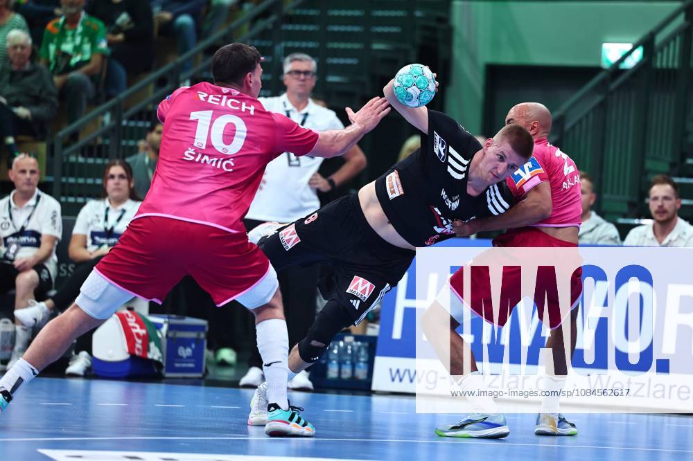 Sander Andreassen Oeverjordet (HC Erlangen, 08) im Zweikampf mit Josip Simic (HSG Wetzlar, links) und David Cyrill Akakpo (HSG Wetzlar) GER, HSG Wetzlar vs HC Erlangen, Handball, Opel Handball-Bundesliga, 9. Spieltag, Spielzeit 2026 2027, 15.10.2026 GER, HSG Wetzlar vs HC Erlangen, Handball, Opel Handball-Bundesliga, 9. Spieltag, Spielzeit 2026 2027, 15.10.2026 Wetzlar