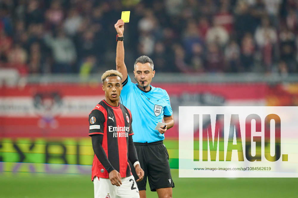 Salzburg, Österreich 15. Oktober 2026: UEFA Europa League - 2026 2027 - Ligaphase - 2. Spieltag - FC Red Bull Salzburg gegen AC Milan Im Bild: gelbe Karte von Schiedsrichter Horatiu Fesnic (RO) für Omari Hutchinson (ACM) Red Bull Arena