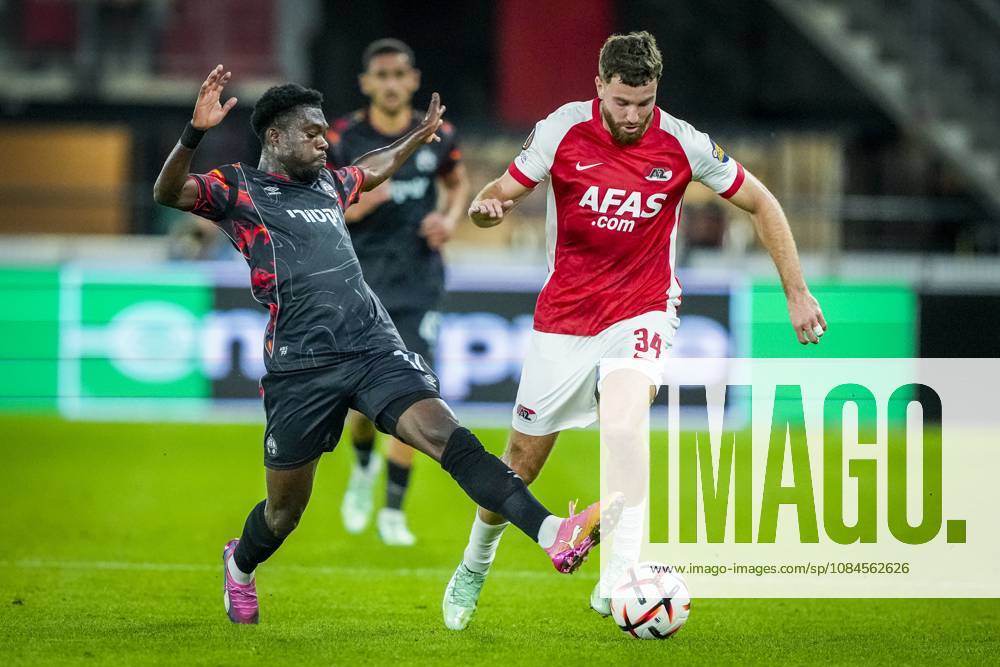 ALKMAAR , 15-10-2026, AFAS Stadion , season 2026 2027 , UEFA Europa League League phase , match between AZ and Hapoel Beer-Sheva , Picture shows Hapoel Beer-Sheva player Amankwah Forson and AZ player Mees de Wit AZ - Hapoel Beer-Sheva x208448571x