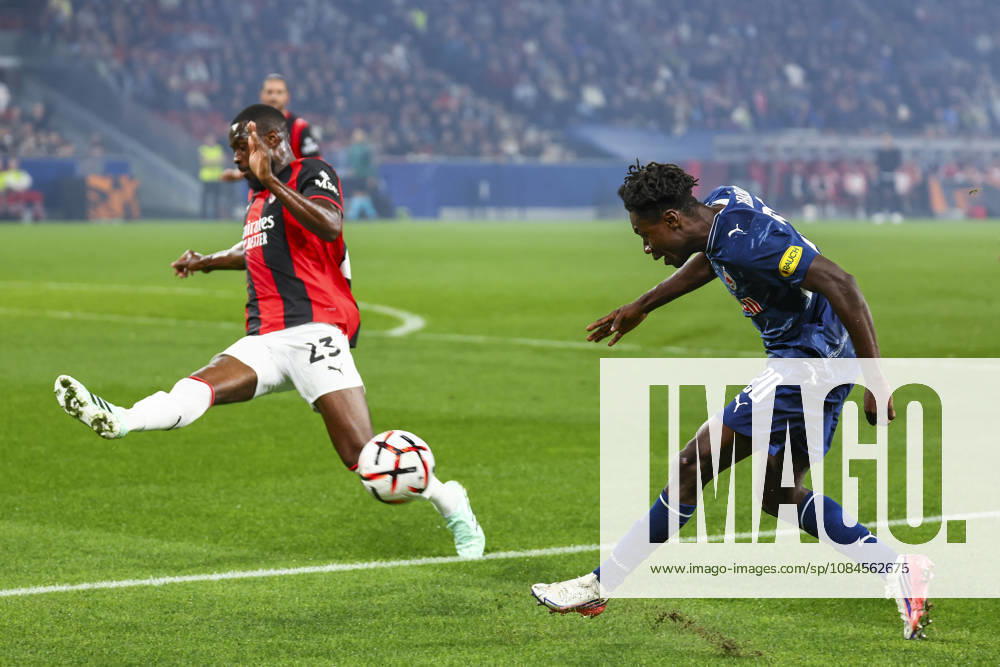 SOCCER - UEFA EL, RBS vs Milan SALZBURG,AUSTRIA,15.OCT.26 - SOCCER - UEFA Europa League, Red Bull Salzburg vs AC Milan. Image shows Fikayo Tomori (Milan) and Edmund Baidoo (RBS). GEPAxpictures Geieregger