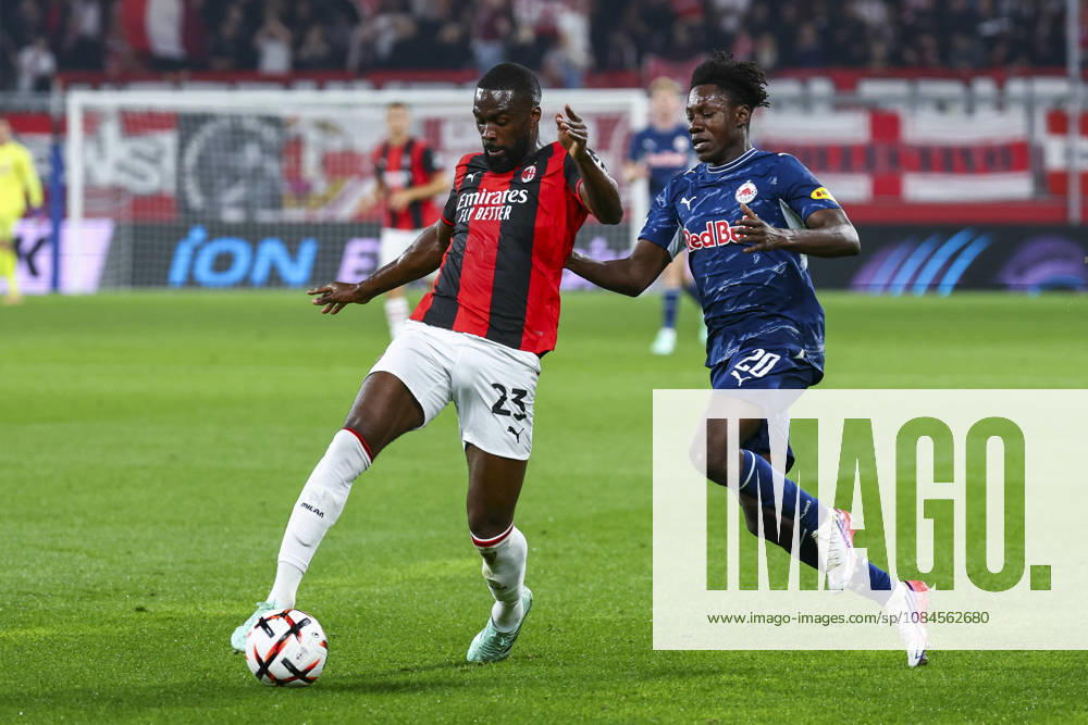 SOCCER - UEFA EL, RBS vs Milan SALZBURG,AUSTRIA,15.OCT.26 - SOCCER - UEFA Europa League, Red Bull Salzburg vs AC Milan. Image shows Fikayo Tomori (Milan) and Edmund Baidoo (RBS). GEPAxpictures Geieregger