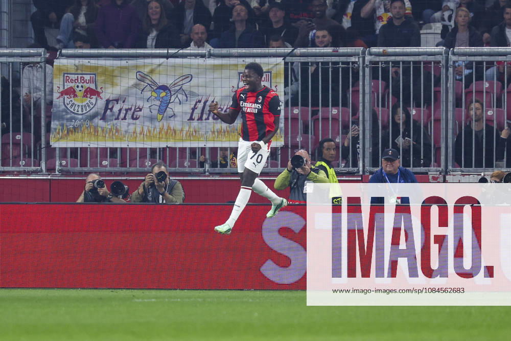 SOCCER - UEFA EL, RBS vs Milan SALZBURG,AUSTRIA,15.OCT.26 - SOCCER - UEFA Europa League, Red Bull Salzburg vs AC Milan. Image shows the rejoicing of scorer Alphadjo Cisse (Milan). GEPAxpictures Geieregger