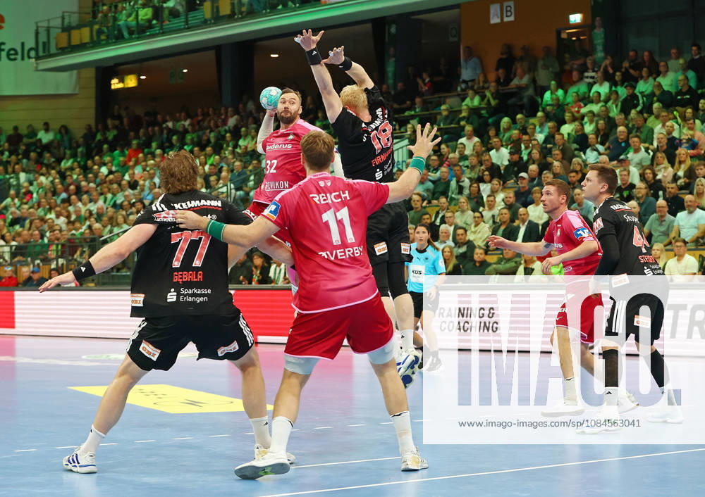 Handball Opel Handball Bundesliga, HSG Wetzlar - HC Erlangen v.l. Maciej Gebala (HC Erlangen), Nikolaj Laesö (HSG Wetzlar), Petter Överby (HSG Wetzlar), Sebastian Firnhaber (HC Erlangen), Dominik Mappes (HSG Wetzlar), Christoph Steinert (HC Erlangen) Wetzlar Buderus-Arena Hessen Deutschland (DE)