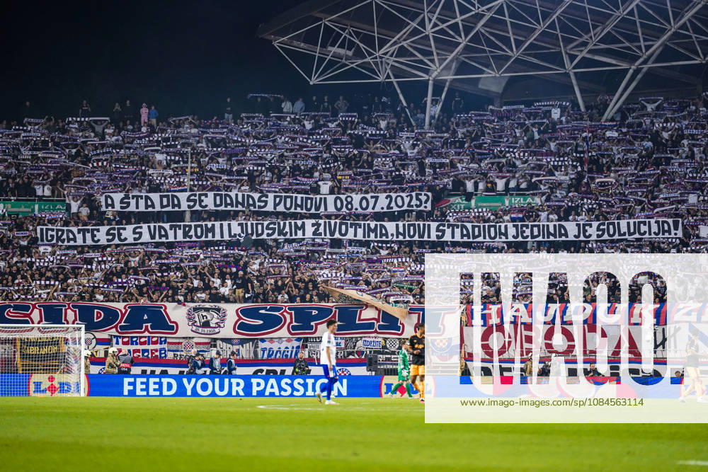 Fussball: Kroatien: UEFA Conference League 2026 2027 - 1. Runde, 15.10.2026 - HNK Hajduk Split vs. AFC Ajax Amsterdam - Stadion Poljud (Split, Kroatien); Torcida Split Fans fordern ein neues Stadion mit einem Banner