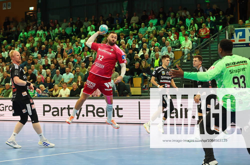 Handball Opel Handball Bundesliga, HSG Wetzlar - HC Erlangen v.l. Sebastian Firnhaber (HC Erlangen), Nikolaj Laesö (HSG Wetzlar), Tim Gömmel (HC Erlangen), Christoph Steinert (HC Erlangen), Rubens Pierre (HC Erlangen) Wetzlar Buderus-Arena Hessen Deutschland (DE)