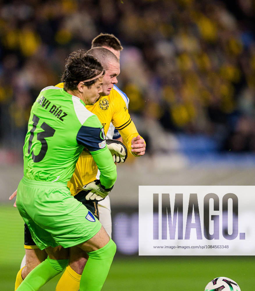 Goalkeeper Javi Diaz of Inter Club d Escaldes and Jacob Bergström of Mjällby during the UEFA Conference League football match between Mjällby and Inter Club d Escaldes on October 15, 2026 in Helsingborg. Photo: Christoffer Borg Mattisson BILDBYRÅN COP 261 CB0562 fotboll football soccer fotball uefa conference league conference league mjällby in bbeng fotboll football soccer fotball uefa conference league conference league mjällby in bbeng