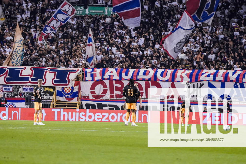 Fussball: Kroatien: UEFA Conference League 2026 2027 - 1. Runde, 15.10.2026 - HNK Hajduk Split vs. AFC Ajax Amsterdam - Stadion Poljud (Split, Kroatien); Ajax Spieler schauen enttäuscht nach dem Treffer von Abdoulie Bamba Sanyang (Hajduk Split), nicht im Bild, zum 1-0