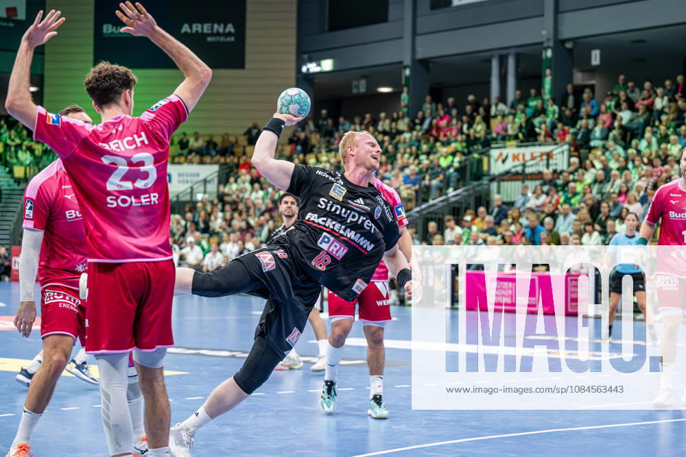 OPEL Handball Bundesliga; HSG Wetzlar - HC Erlangen, 15.10.26 Sebastian Firnhaber (HC Erlangen, 18), Marti Soler (HSG Wetzlar, 23) OPEL Handball Bundesliga; HSG Wetzlar - HC Erlangen: Wetzlar, 15.10.26