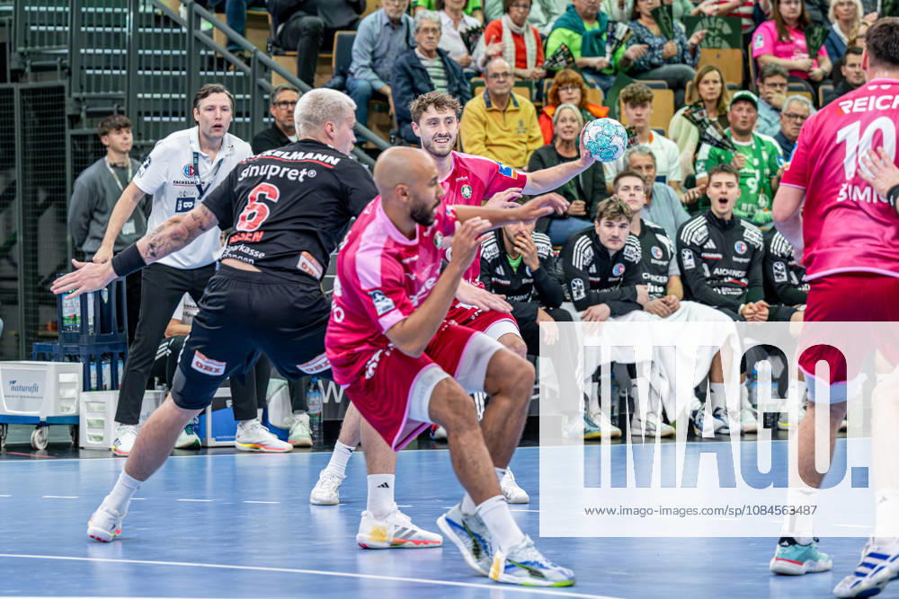 OPEL Handball Bundesliga; HSG Wetzlar - HC Erlangen, 15.10.26 Niklas Theiß (HSG Wetzlar, 9), Cyrill Akakpo (HSG Wetzlar, 20), Marek Nissen (HC Erlangen, 6), Josip Simic (HSG Wetzlar, 10) OPEL Handball Bundesliga; HSG Wetzlar - HC Erlangen: Wetzlar, 15.10.26