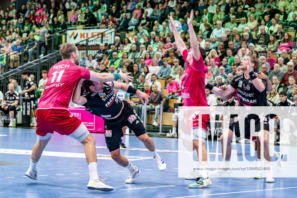 OPEL Handball Bundesliga; HSG Wetzlar - HC Erlangen, 15.10.26 Maciej Gebala (HC Erlangen, 77), Petter Oeverby (HSG Wetzlar, 11), Eloy Morante Maldonado (HC Erlangen, 22), Josip Simic (HSG Wetzlar, 10) OPEL Handball Bundesliga; HSG Wetzlar - HC Erlangen: Wetzlar, 15.10.26