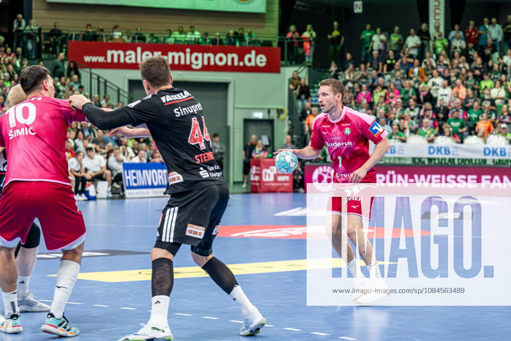 OPEL Handball Bundesliga; HSG Wetzlar - HC Erlangen, 15.10.26 Dominik Mappes (HSG Wetzlar, 7), Christoph Steinert (HC Erlangen, 44), Josip Simic (HSG Wetzlar, 10) OPEL Handball Bundesliga; HSG Wetzlar - HC Erlangen: Wetzlar, 15.10.26