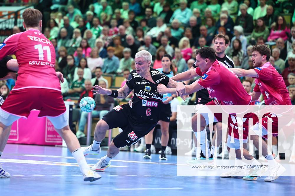 Marek Nissen (HC Erlangen, 06) im Zweikampf mit Josip Simic (HSG Wetzlar) GER, HSG Wetzlar vs HC Erlangen, Handball, Opel Handball-Bundesliga, 9. Spieltag, Spielzeit 2026 2027, 15.10.2026 GER, HSG Wetzlar vs HC Erlangen, Handball, Opel Handball-Bundesliga, 9. Spieltag, Spielzeit 2026 2027, 15.10.2026 Wetzlar