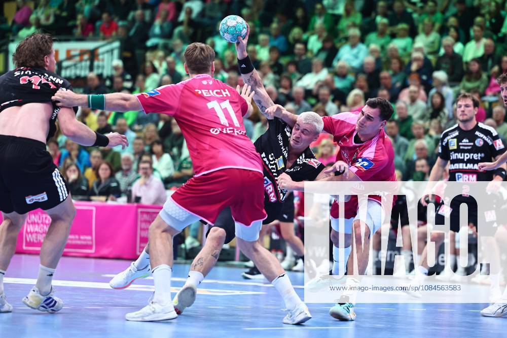 Marek Nissen (HC Erlangen, 06) im Zweikampf mit Petter Oeverby (HSG Wetzlar, links) und Josip Simic (HSG Wetzlar) GER, HSG Wetzlar vs HC Erlangen, Handball, Opel Handball-Bundesliga, 9. Spieltag, Spielzeit 2026 2027, 15.10.2026 GER, HSG Wetzlar vs HC Erlangen, Handball, Opel Handball-Bundesliga, 9. Spieltag, Spielzeit 2026 2027, 15.10.2026 Wetzlar