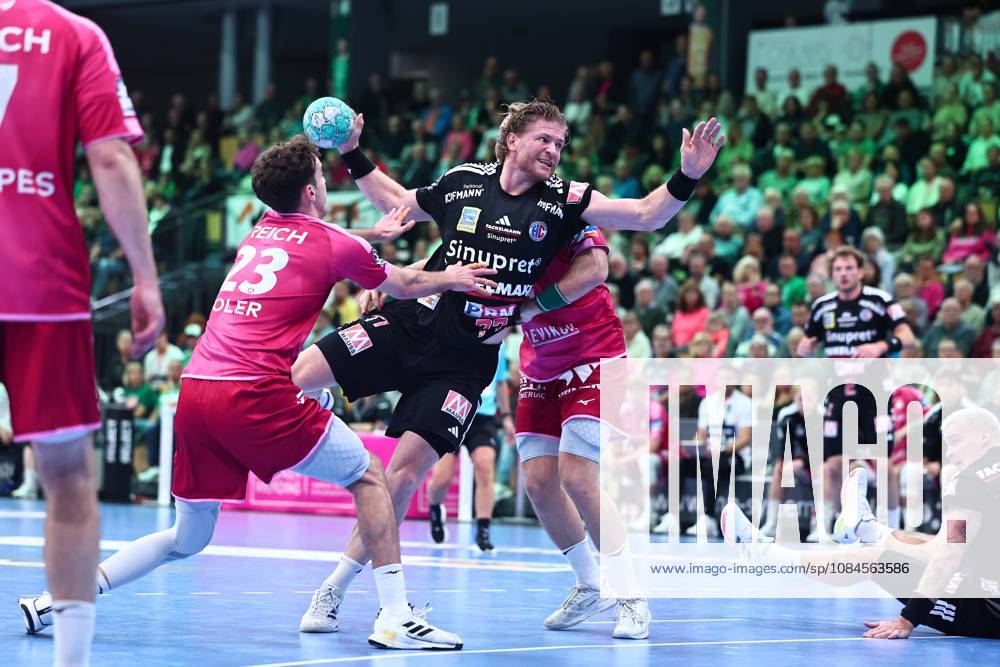Maciej Gebala (HC Erlangen, 77) im Zweikampf mit Marti Soler (HSG Wetzlar, links) GER, HSG Wetzlar vs HC Erlangen, Handball, Opel Handball-Bundesliga, 9. Spieltag, Spielzeit 2026 2027, 15.10.2026 GER, HSG Wetzlar vs HC Erlangen, Handball, Opel Handball-Bundesliga, 9. Spieltag, Spielzeit 2026 2027, 15.10.2026 Wetzlar