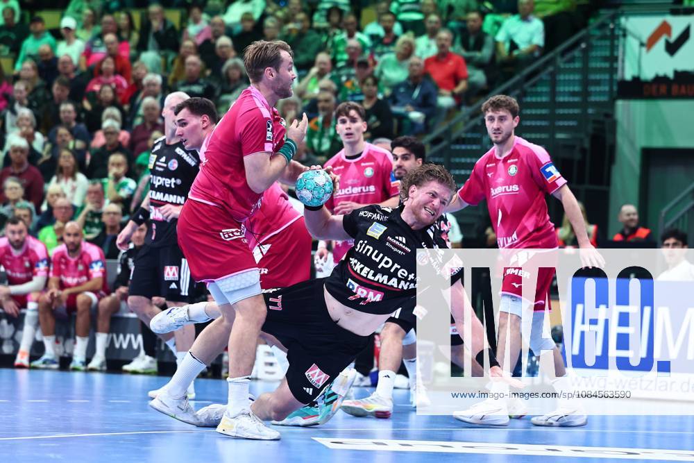 Maciej Gebala (HC Erlangen, 77) im Zweikampf mit Petter Oeverby (HSG Wetzlar, links) GER, HSG Wetzlar vs HC Erlangen, Handball, Opel Handball-Bundesliga, 9. Spieltag, Spielzeit 2026 2027, 15.10.2026 GER, HSG Wetzlar vs HC Erlangen, Handball, Opel Handball-Bundesliga, 9. Spieltag, Spielzeit 2026 2027, 15.10.2026 Wetzlar