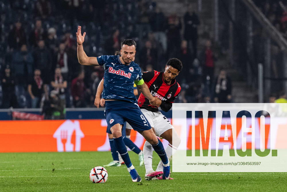 SOCCER - UEFA EL, RBS vs Milan SALZBURG,AUSTRIA,15.OCT.26 - SOCCER - UEFA Europa League, Red Bull Salzburg vs AC Milan. Image shows Haris Tabakovic (RBS) and Koni De Winter (Milan). GEPAxpictures Arellano