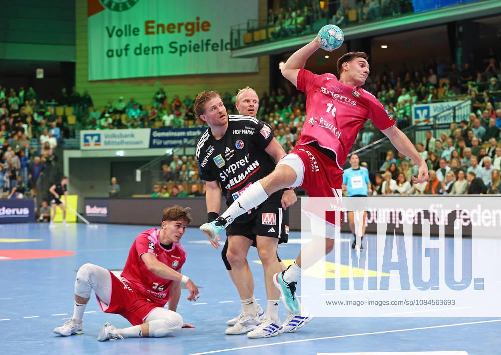 Handball Opel Handball Bundesliga, HSG Wetzlar - HC Erlangen v.l. Paul Kompenhans (HSG Wetzlar), Maciej Gebala (HC Erlangen), Sebastian Firnhaber (HC Erlangen), Josip Simic (HSG Wetzlar) Wetzlar Buderus-Arena Hessen Deutschland (DE)